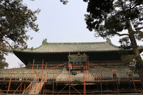 3月19日，在山東省鄒城市孟廟景區(qū)，維修人員對(duì)亞圣殿進(jìn)行修繕。2013年10月起，孟子故里山東省鄒城市啟動(dòng)“三孟”文化遺產(chǎn)保護(hù)性修繕工程，對(duì)孟廟、孟府、孟林的古建筑、路面、圍墻、柱墩等進(jìn)行保護(hù)性修繕。目前，各項(xiàng)修繕工程正在有序進(jìn)行中，預(yù)計(jì)將于2016年8月全面完工。