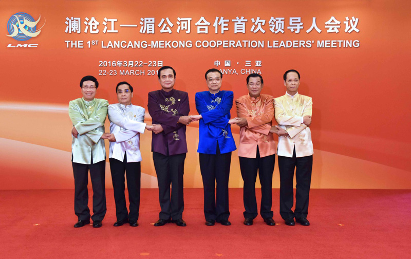 3月22日，國務(wù)院總理李克強(qiáng)在海南省三亞市歡迎來華出席瀾滄江－湄公河合作首次領(lǐng)導(dǎo)人會議的泰國總理巴育、柬埔寨首相洪森、老撾總理通邢、緬甸副總統(tǒng)賽茂康和越南副總理范平明。