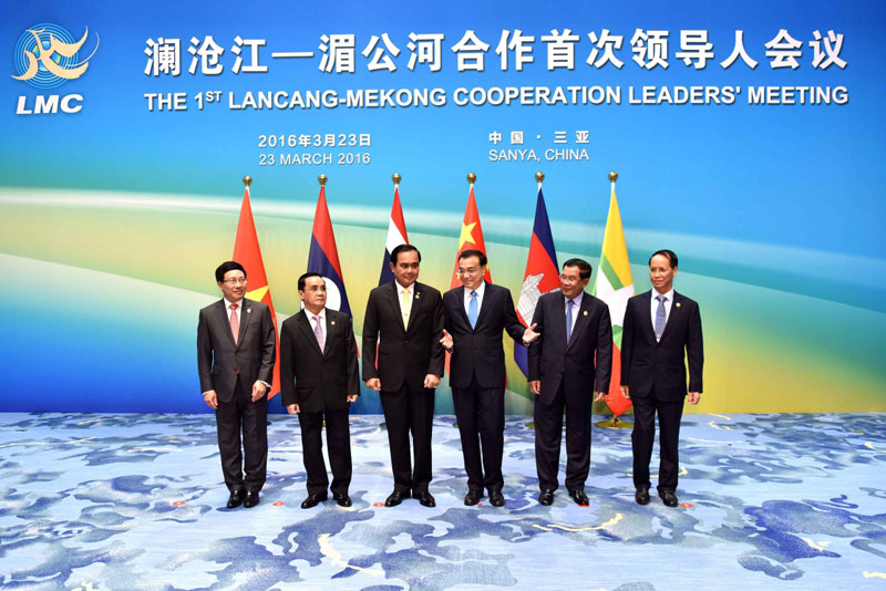 3月23日上午，國務(wù)院總理李克強(qiáng)在海南三亞國際會議中心主持瀾滄江——湄公河合作首次領(lǐng)導(dǎo)人會議。泰國總理巴育、柬埔寨首相洪森、老撾總理通邢、緬甸副總統(tǒng)賽茂康和越南副總理范平明出席。這是會議開始前，李克強(qiáng)同與會領(lǐng)導(dǎo)人合影。