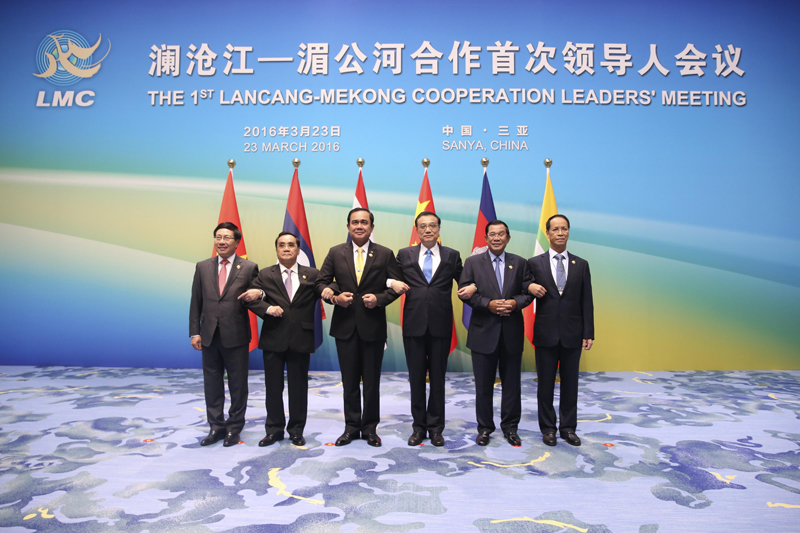 李克強(qiáng)總理在此歡迎來(lái)華出席瀾滄江—湄公河合作首次領(lǐng)導(dǎo)人會(huì)議的泰國(guó)、柬埔寨、老撾、緬甸和越南五國(guó)領(lǐng)導(dǎo)人，與他們手挽手合影，留下瀾湄合作“全家?！?。