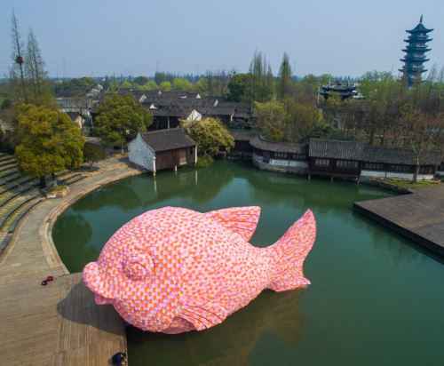 3月27日，粉紅色的“浮魚”首次亮相水鄉(xiāng)烏鎮(zhèn)西柵景區(qū)水劇場。新華社記者 徐昱 攝