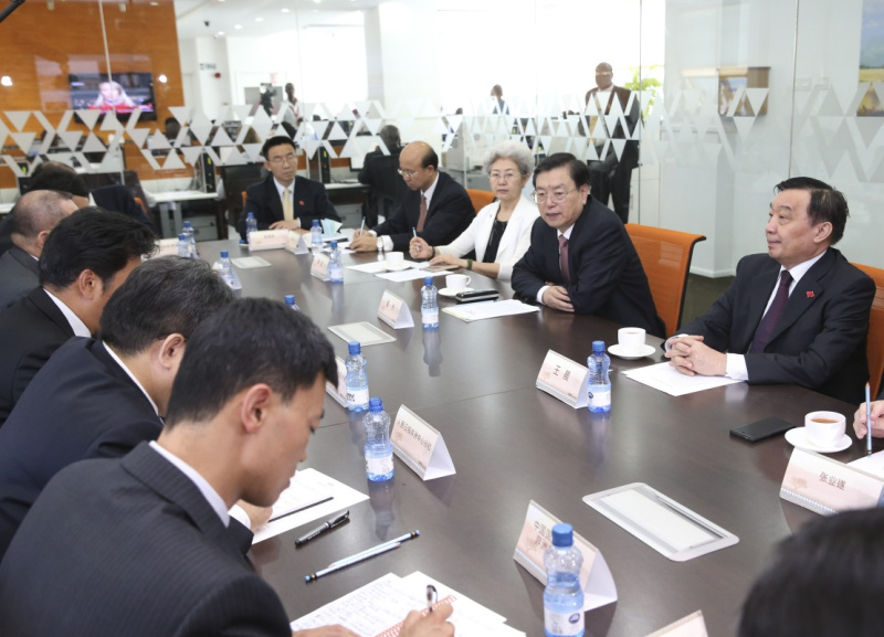 這是3月25日，張德江在肯尼亞首都內(nèi)羅畢考察中央電視臺非洲分臺并接見中央媒體駐非洲機(jī)構(gòu)負(fù)責(zé)人。新華社記者 馬占成 攝