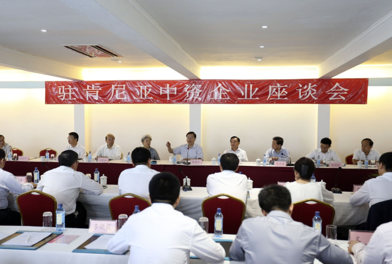 這是3月26日，張德江在肯尼亞蒙巴薩主持中資企業(yè)座談會(huì)。新華社記者 丁林 攝