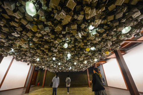 這是參展藝術(shù)家碧娜里·桑比塔的裝置作品《任何事物都可以被打破》（3月27日攝）。3月27日，“烏鎮(zhèn)國(guó)際當(dāng)代藝術(shù)邀請(qǐng)展”在浙江省桐鄉(xiāng)市烏鎮(zhèn)景區(qū)內(nèi)開(kāi)幕，展覽匯集了來(lái)自15個(gè)國(guó)家和地區(qū)的40位（組）著名藝術(shù)家的55組（套）130件作品。參展作品包括繪畫(huà)、雕塑、攝影、裝置、影像、動(dòng)畫(huà)、行為、聲音等多媒介方式。其中，有12位藝術(shù)家的作品是根據(jù)展覽主題、經(jīng)過(guò)對(duì)烏鎮(zhèn)的考察，專(zhuān)門(mén)為這次展覽精心創(chuàng)作的新作品。本次國(guó)際邀請(qǐng)展將一直延續(xù)到6月26日。新華社記者 徐昱 攝