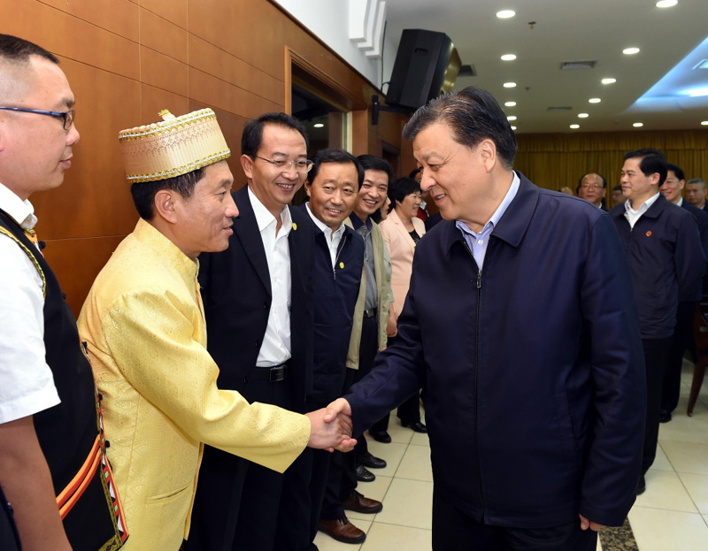 3月30日至4月2日，中共中央政治局常委、中央書記處書記劉云山在四川、云南調研。這是4月2日，劉云山在云南臨滄召開脫貧攻堅座談會時與基層干部親切交談。
