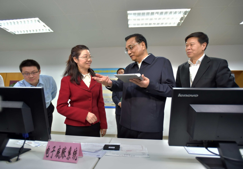 4月1日，中共中央政治局常委、國務(wù)院總理李克強就全面實施營改增到國家稅務(wù)總局、財政部考察并主持召開座談會。這是李克強在國家稅務(wù)總局信息系統(tǒng)監(jiān)控室，向工作人員詳細了解營改增開票、申報過程，以及稅收征管信息系統(tǒng)運轉(zhuǎn)和技術(shù)保障情況。新華社記者 李濤 攝