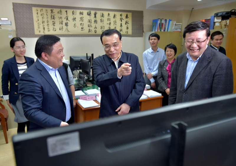 這是李克強在財政部稅政司流轉(zhuǎn)稅處，向工作人員詳細了解營改增工作推進情況。新華社記者 李濤 攝