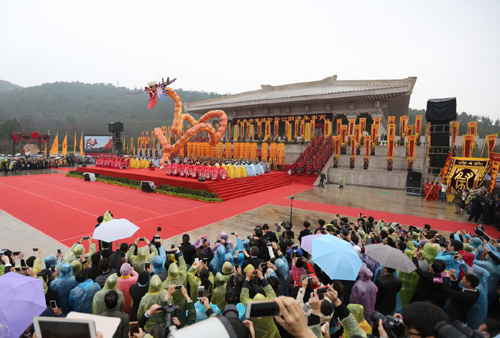 這是公祭典禮現(xiàn)場（4月4日攝）。4月4日，“丙申（2016）年清明公祭軒轅黃帝典禮”在陜西省黃陵縣橋山黃帝陵祭祀廣場隆重舉行。萬余名海內(nèi)外中華兒女參加儀式，共同緬懷中華民族的人文始祖——軒轅黃帝。