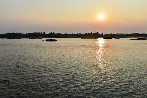 這是4月4日在越南同塔省鴻御縣拍攝的夕陽(yáng)下的湄公河。