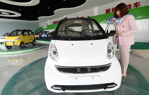 4月5日，顧客在河北省大城縣三迪電動(dòng)車(chē)有限公司展廳選購(gòu)電動(dòng)汽車(chē)。新華社記者 李曉果 攝