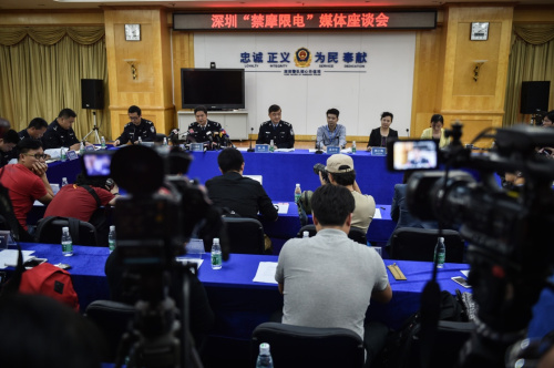 這是4月5日拍攝的深圳“禁摩限電”媒體座談會現(xiàn)場。當日，深圳市公安交警局召開媒體座談會，表示將繼續(xù)與行業(yè)協(xié)會和企業(yè)協(xié)商，采取更換交通工具的方法配送快件，并推出后續(xù)措施扶持快遞業(yè)。此前，深圳從3月下旬展開新一輪“禁摩限電”整治行動，涉及深圳快遞業(yè)普遍使用的電動三輪車，并宣布從4月16日起禁止電動三輪車上路?？爝f小哥的窘境引起了網(wǎng)購族的同情和大力聲援。深圳2011年快遞收件量2.4億件，2015年已達到14億件，一旦“最后一公里”遇上難題，對市民網(wǎng)購和企業(yè)發(fā)展也會帶來影響。另一方面，由于快遞多用超規(guī)、改裝車，不時還在街頭“橫行”，早已是城市交通治理的難題。方便快捷與安全之虞的矛盾已成快遞之痛，深圳快遞小哥未來將用什么方式解決“最后一公里”為人們所關(guān)注。新華社記者 毛思倩 攝