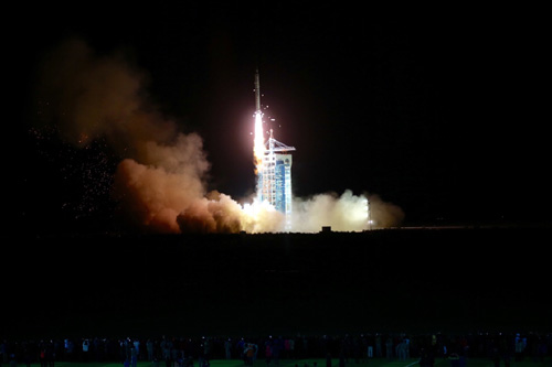 4月6日，搭載實(shí)踐十號(hào)衛(wèi)星的長(zhǎng)征二號(hào)丁運(yùn)載火箭升空。當(dāng)日凌晨1時(shí)38分，我國(guó)首顆微重力科學(xué)實(shí)驗(yàn)衛(wèi)星——實(shí)踐十號(hào)返回式科學(xué)實(shí)驗(yàn)衛(wèi)星按照預(yù)定窗口時(shí)間，由長(zhǎng)征二號(hào)丁運(yùn)載火箭在酒泉衛(wèi)星發(fā)射中心準(zhǔn)時(shí)發(fā)射升空。衛(wèi)星進(jìn)入預(yù)定軌道，發(fā)射任務(wù)取得圓滿成功。