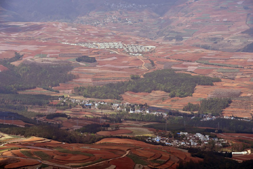 紅土地上的尋甸縣甸沙鄉(xiāng)新農(nóng)村（4月6日攝）。