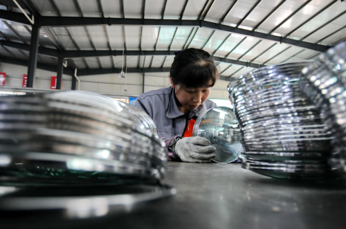 4月7日，工人在沙河市一家玻璃加工企業(yè)檢測鍋蓋玻璃質(zhì)量。新華社記者 牟宇 攝