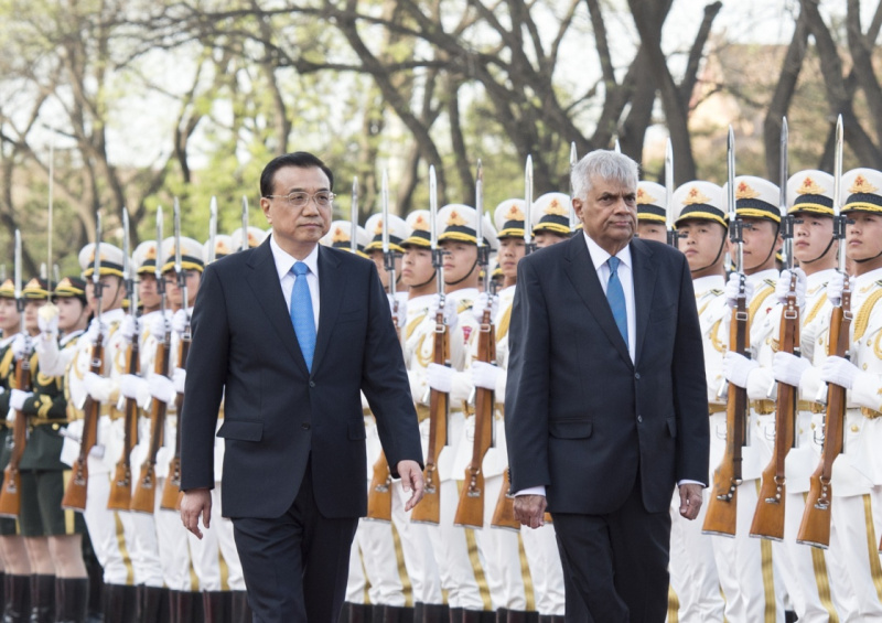 這是會談前，李克強在人民大會堂東門外廣場為維克勒馬辛哈舉行歡迎儀式。新華社記者 王曄 攝