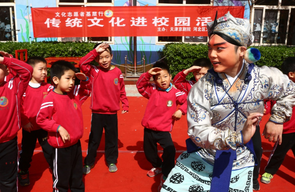 4月7日，天津京劇院演員王一（右）為幼兒傳授京劇基本動(dòng)作。當(dāng)日，由天津京劇院、天津市河北區(qū)文化和旅游局等單位主辦的“傳統(tǒng)文化進(jìn)校園活動(dòng)”在天津市河北區(qū)第九幼兒園拉開帷幕，眾多專業(yè)京劇演員走進(jìn)幼兒園，讓幼兒近距離感受國粹魅力。新華社發(fā) 劉東岳 攝