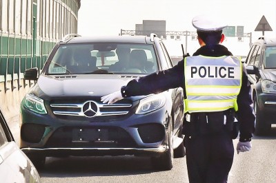 交警在中環(huán)上檢查無牌和臨牌車輛。記者 趙立榮 攝