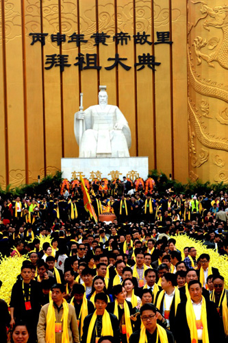 這是4月9日拍攝的丙申年黃帝故里拜祖大典現(xiàn)場。
