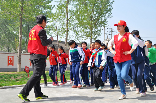 4月9日，青年志愿者與留守兒童一起做游戲。當(dāng)日，河北省邯鄲市文明辦關(guān)愛農(nóng)村留守兒童“微愛接力”志愿服務(wù)啟動(dòng)儀式在廣平縣舉行。50余名青年志愿者來(lái)到轄區(qū)金安村小學(xué)，為當(dāng)?shù)亓羰貎和峁┟赓M(fèi)體檢，并通過親情陪伴、心理疏導(dǎo)、安全教育、趣味游戲等形式，讓孩子們親身感受到社會(huì)的關(guān)愛和溫暖。