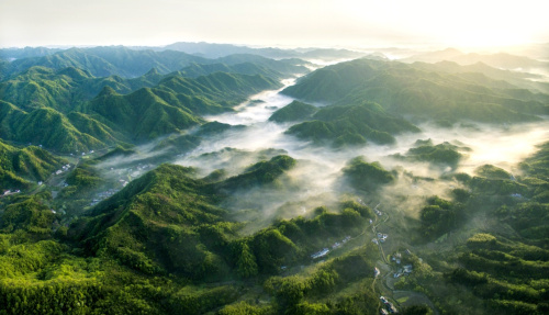 俯瞰云霧繚繞的霍山縣東西溪鄉(xiāng)山村（4月8日攝）。新華社發(fā)（徐程 攝）