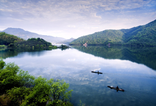 清晨，霍山縣群眾在佛子嶺庫區(qū)駕小船前行（4月9日攝）。四月，大別山腹地的安徽省霍山縣一片春光明媚景色，青翠的山巒云蒸霞蔚，漫山遍野的映山紅絢麗似火，處處是春的涌動(dòng)。佛子嶺、屋脊山、黑虎尖等大自然美景，已成為游人踏青、觀花、旅游、攝影的好去處。新華社發(fā)（徐程 攝）