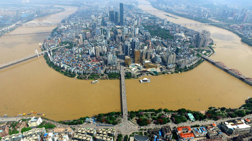 4月11日10時30分，今年首個洪峰通過廣西柳州市柳江市區(qū)河段。受持續(xù)強降雨影響，廣西柳州市柳江水位出現(xiàn)暴漲。當日10時30分，柳江今年首個洪峰過境，水位為79.93米，接近82.5米的警戒水位，部分沿江低洼路段被洪水淹沒。
