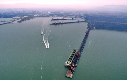 4月11日，一艘輪船靠泊在河北省秦皇島港煤炭碼頭裝貨。記者從河北省交通廳獲悉，2016年截止到3月底，河北省港口貨物吞吐量達(dá)2.2億噸，同比增長(zhǎng)3.3%，實(shí)現(xiàn)首季“開門紅”。