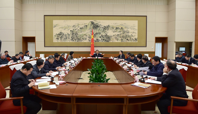 4月11日，中共中央政治局常委、國務(wù)院總理李克強在北京主持召開部分?。ㄊ校┱饕撠?zé)人經(jīng)濟形勢座談會。中共中央政治局常委、國務(wù)院副總理張高麗出席。