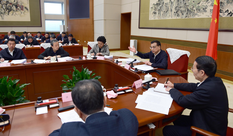4月11日，中共中央政治局常委、國務(wù)院總理李克強在北京主持召開部分?。ㄊ校┱饕撠?zé)人經(jīng)濟形勢座談會。中共中央政治局常委、國務(wù)院副總理張高麗出席。