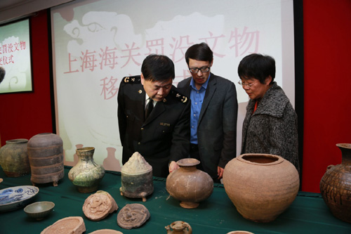 2014年12月8日，工作人員在核對(duì)轉(zhuǎn)交的走私罰沒(méi)文物。上海海關(guān)將近年來(lái)查獲的1600余件走私罰沒(méi)文物正式移交上海市文物局，并由上海市歷史博物館收藏。