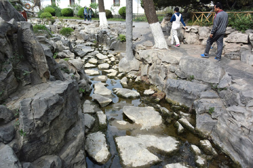 4月12日，位于濟(jì)南市區(qū)的“七十二名泉”之一的馬跑泉已經(jīng)停噴，原來(lái)流淌泉水的溪流干涸見底。受干旱影響，山東濟(jì)南市地下水水位持續(xù)下降，位于濟(jì)南市區(qū)的“七十二名泉”已經(jīng)有多個(gè)名泉出現(xiàn)停噴現(xiàn)象。濟(jì)南被稱為“泉城”，以泉水眾多聞名，尤其以趵突泉、黑虎泉等“七十二名泉”為代表。