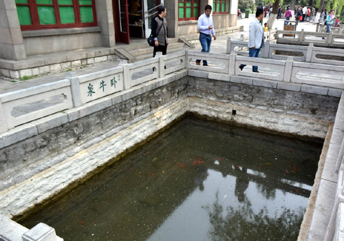 4月12日，位于濟(jì)南市區(qū)的“七十二名泉”之一的臥牛泉已經(jīng)停噴，