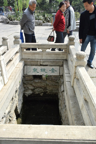 4月12日，位于濟(jì)南市區(qū)的“七十二名泉”之一的金線泉已經(jīng)停噴，泉池水位持續(xù)下降。