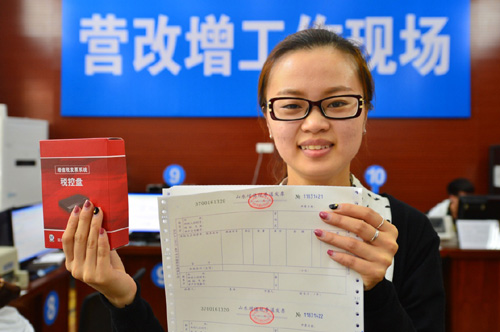 4月12日，在濟南市歷城區(qū)國稅局，納稅人展示稅控設備和領用的增值稅普通發(fā)票。