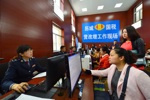 4月12日，濟南市歷城區(qū)國稅局工作人員為納稅人進行“營改增”稅控裝置發(fā)行和增值稅發(fā)票發(fā)放工作。山東省將于5月1日全面推開“營改增”試點工作，目前國稅部門正抓緊時間為納銳人進行“營改增”稅控裝置發(fā)行和增值稅發(fā)票發(fā)放工作。此次“營改增”改革試點范圍將擴大到建筑業(yè)、房地產業(yè)、金融業(yè)和生活服務業(yè)，并將企業(yè)新增不動產納入抵扣范圍。據山東省財政廳測算，今年山東企業(yè)減負預計可達320多億元。