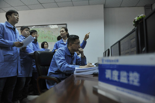 4月12日，南水北調(diào)中線干線新樂(lè)管理處工作人員在中控室內(nèi)演練防汛應(yīng)急預(yù)案。