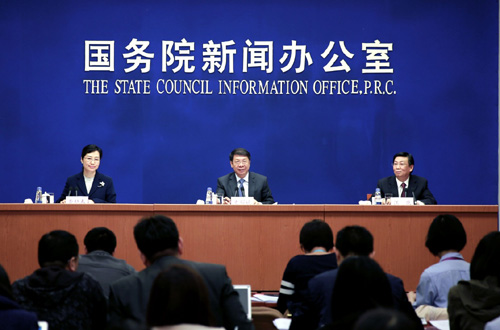 4月12日，國務(wù)院新聞辦公室舉行吹風(fēng)會，請財政部副部長史耀斌（中）、國家稅務(wù)總局副局長汪康（右）介紹全面推開營改增試點有關(guān)情況，并答記者問。