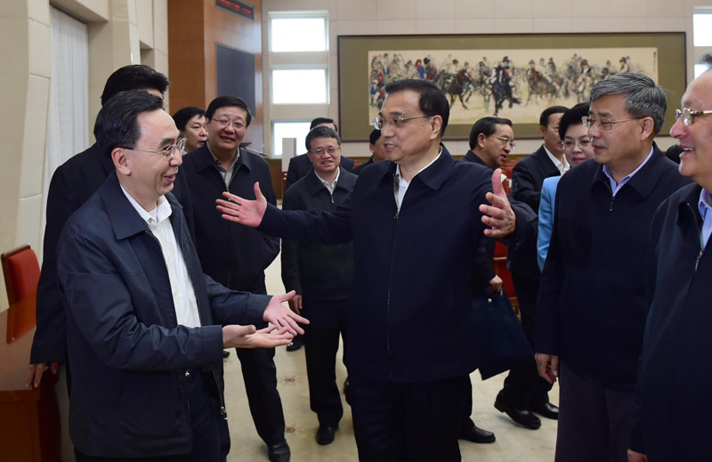 4月11日，中共中央政治局常委、國務(wù)院總理李克強(qiáng)在北京主持召開國務(wù)院專題座談會(huì)，研究全面實(shí)施營改增相關(guān)問題，聽取部分省份意見，部署下一步工作。這是會(huì)后，李克強(qiáng)與廣東省長(zhǎng)朱小丹交談。