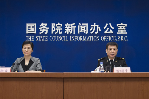 4月13日，海關(guān)總署新聞發(fā)言人黃頌平（右）介紹2016年第一季度進(jìn)出口有關(guān)情況。當(dāng)日，國(guó)務(wù)院新聞辦公室舉行發(fā)布會(huì)，邀請(qǐng)海關(guān)總署新聞發(fā)言人黃頌平介紹2016年第一季度進(jìn)出口有關(guān)情況并答記者問(wèn)。據(jù)黃頌平介紹，今年一季度，我國(guó)貨物貿(mào)易進(jìn)出口總值5.2萬(wàn)億元人民幣，比去年同期下降5.9%。其中，出口3萬(wàn)億元，下降4.2%；進(jìn)口2.2萬(wàn)億元，下降8.2%；貿(mào)易順差8102億元，擴(kuò)大8.5%。