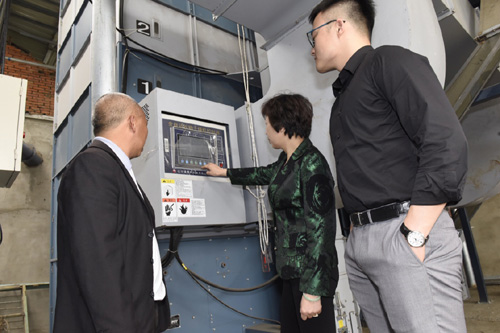 4月13日，四川省農(nóng)業(yè)機(jī)械供應(yīng)總公司的工作人員（中和右）在幫助廣漢市和興鎮(zhèn)農(nóng)機(jī)專業(yè)合作社檢查收獲小麥時所需要用到的烘干機(jī)設(shè)備情況。