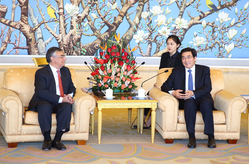 4月14日，中共中央政治局委員、北京市委書記郭金龍?jiān)诒本?huì)見葡萄牙社會(huì)民主黨總書記羅薩。