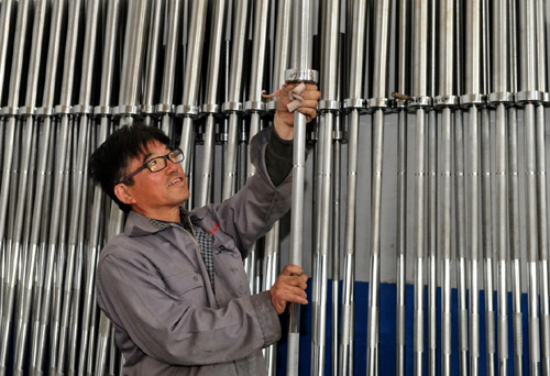 4月14日，河北省泊頭市張孔杠鈴公司工人在擦拭剛剛下線的成品杠鈴桿。
