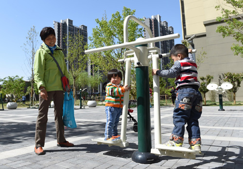4月14日，一位老人帶著孩子在北京昌平區(qū)回龍觀融澤嘉園小區(qū)內(nèi)休息。