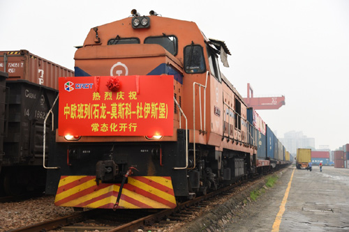 4月14日，X8426次中歐鐵路集裝箱班列在東莞石龍鐵路國(guó)際物流中心等待出發(fā)。