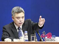 國新辦新聞發(fā)言人胡凱紅邀請記者提問000.jpg