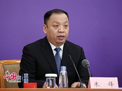 國家衛(wèi)生健康委新聞發(fā)言人、宣傳司副司長米鋒主持會議_副本.jpg