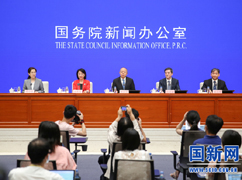 國務(wù)院政策例行吹風會主席臺0.jpg
