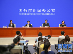 國務(wù)院政策例行吹風(fēng)會主席臺_large0.jpg