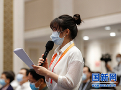 大眾網(wǎng)海報新聞記者提問_larg.jpg