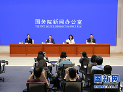 國務(wù)院政策例行吹風(fēng)會主席臺_.jpg